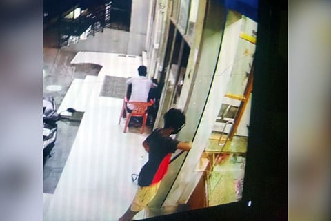 Pattukottai, Thanjavur young man with sickle threatens pharmacy | CCTV screengrab