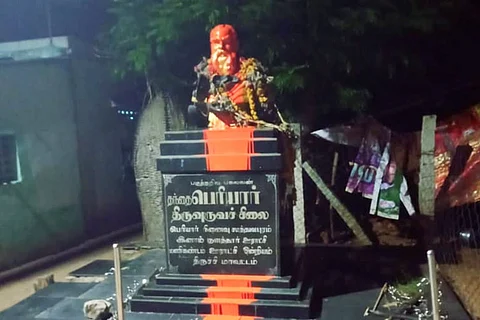Periyar bust desecrated in Trichy with saffron paint, police probe on