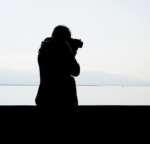 A Syrian child saw a photojournalist with a camera. See what she did next