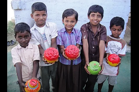 With this piggybank, school children save and do their bit for charity