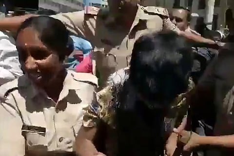 Protester detained for holding up ‘Kashmir liberation’ poster at Bengaluru’s Town Hall