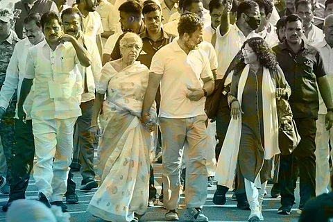 Rahul Gandhi walking with slain journalist Gauri Lankesh's mother and sister, Indira and Kavita Lankesh