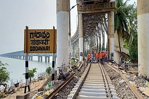 Rail-cum-road bridge across Godavari undergoes maintenance for first time in 43 years