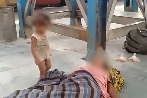 Child next to deceased mother in Bihar