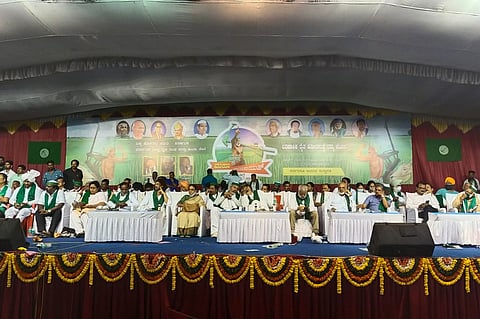Rakesh Tikait, Darshan Pal with farm leaders of Karnataka