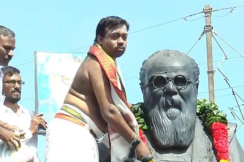 Ranganathan garlanding a statue of Periyar