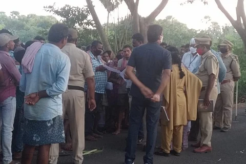 Adivasis of Reddygudem speak to the police after a clash with non-tribals