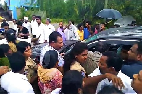 YSRCP Roja's convoy blocked by party supporters in Andhra, five booked