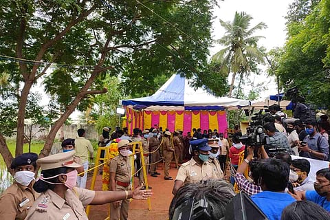 Public paying homage to singer SP Balasubrahmanyam