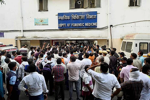 Protestors and media in front of Safdarjung hospital