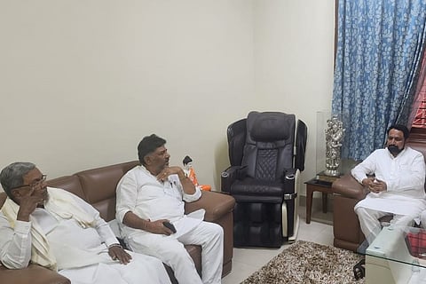 Laxman Savadi with Congress leaders DK Shivakumar and Siddaramaiah