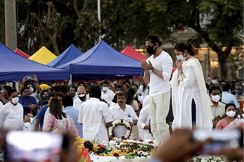 Shah Rukh Khan paying his respects to Lata Mangeshkar in Mumbai