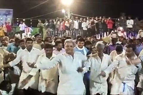 Siddaramaiah and others dancing at the Siddaramana Hundi jaathre