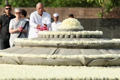 Sonia, Kharge pay tributes to Rajiv Gandhi on his death anniversary