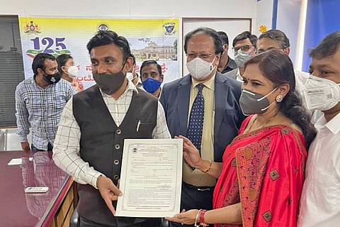 K Sudhakar receiving donor certificate