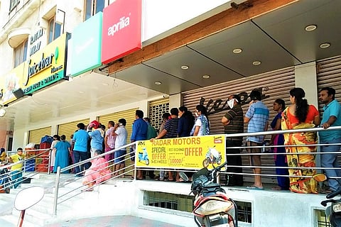 Hyderabad markets see massive rush as residents stock up for COVID-19 shutdown