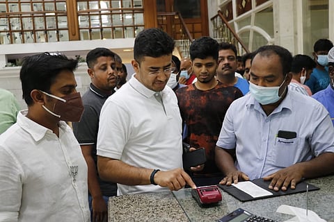 BJP's Tejasvi Surya paying bill at Sree Annapoorna restaurant in Coimbatore