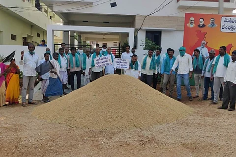 Telangana farmers staging protest in front of MP Dharmapuri Arvind's residence