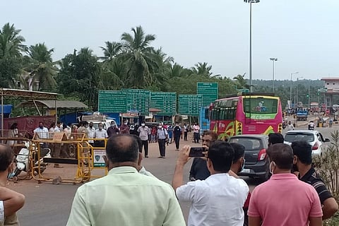 People gathered at Talapady border in Kasaragod, Kerala after Karnataka blocks roads