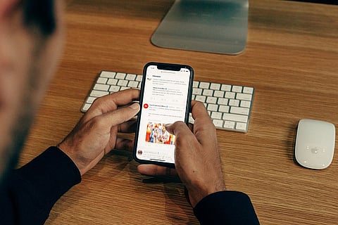 Man scrolling through Twitter