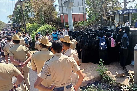 protest at bhandarkars college with police presence