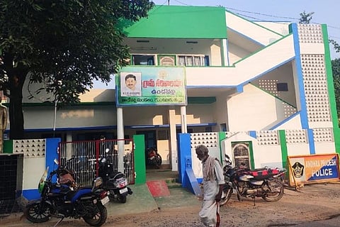 Supreme Court gives four weeks to YSRCP government to repaint buildings