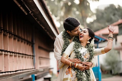 Utthara Unni is seen in a white and gold kasavu saree, while Nithesh is seen in a traditional 'setu-mundu'.