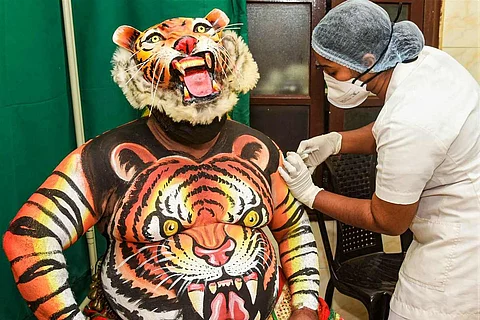 Man in pulikali costume gets vaccine
