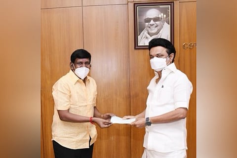 Vadivelu is seen handing over his donation to CM Stalin