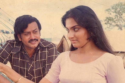 Sukumaran and Madhavi in Valarthmirugangal speaking to each other