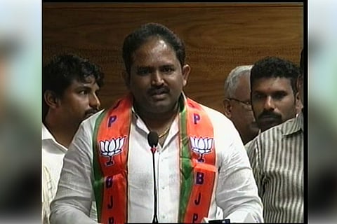 K'taka Congress leader DK Shivakumar's close aide Varaprasad Reddy joins BJP