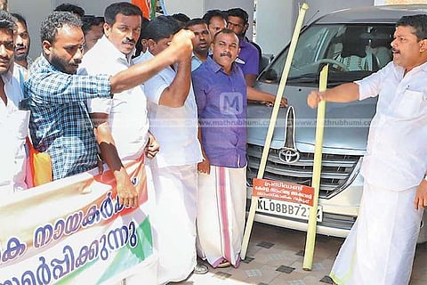 Youth Congress protest against Sahitya Akademi members for silence on Periya murders