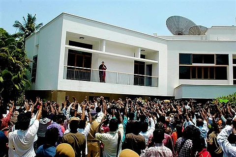 Day after EPS promises Amma Memorial, revenue officials visit Veda Nilayam for inspection