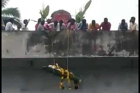 Denied road access, Dalits in Vellore forced to lower body from bridge for cremation