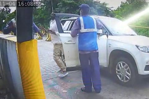 Toll booth worker being attacked at Vempada toll plaza