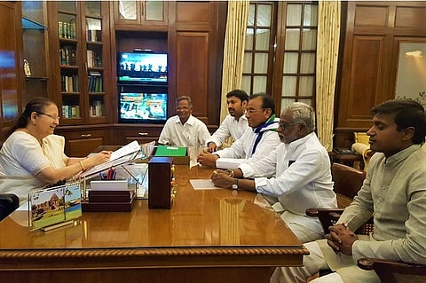 5 YSRCP MPs submit resignation to Lok Sabha Speaker over Andhra Special Status