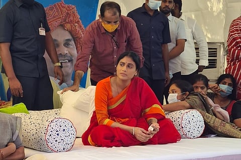 YS Sharmila on fast demanding job notifications for Telangana unemployed youth at Indira Park /