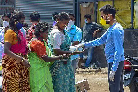 Youth volunteer helping people during lockdown