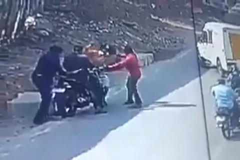 Watch: 3-member gang steals bike at knife-point in Hyderabad