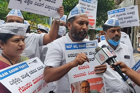 AAP workers protesting against schools not giving hall tickets for SSLC exams in bengaluru