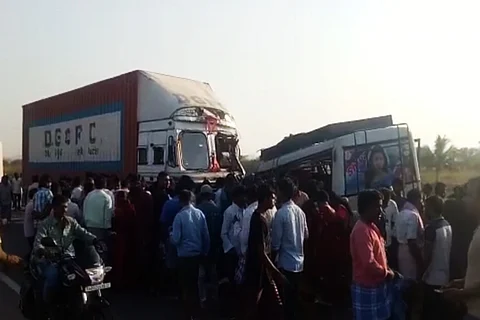 7 passengers dead after mini bus collides with truck in Andhra’s Anantapur