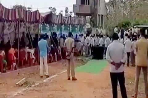 Andhra Minister violates lockdown, holds public meeting to sing praises of CM Jagan