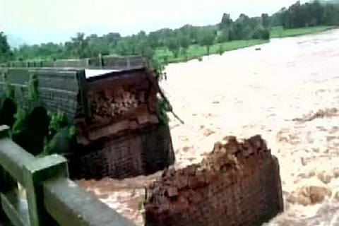 22 persons aboard two buses missing after bridge collapses in Maharashtra