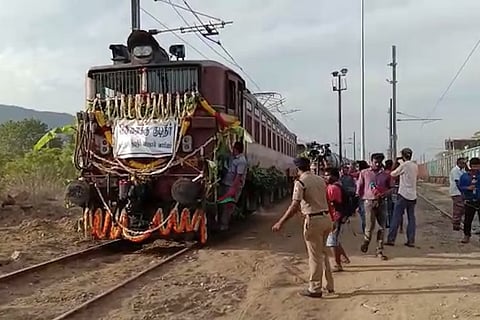 Ministers thirsty for publicity delay Chennai water train's inauguration by 3 hours