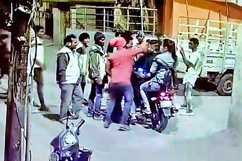 Drunk men dancing in the middle of a road assault 2 men, 1 woman for no reason in Bengaluru