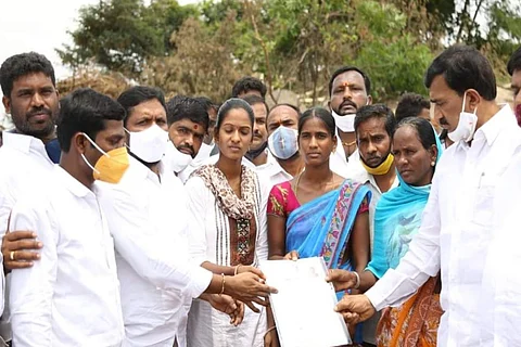 Errolla Srinivas with family members of victim