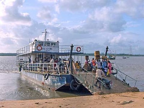 Ferry with 200 passengers sinks in Bangladesh