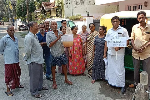 Residents of Kanal Road, Fort Kochi, stage a protest