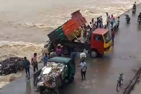 Video: TN town panchayat's truck illegally dumps garbage into river, 2 suspended