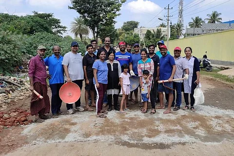 Armed with shovels, residents of Bengaluru’s Jalahalli fix potholes by themselves